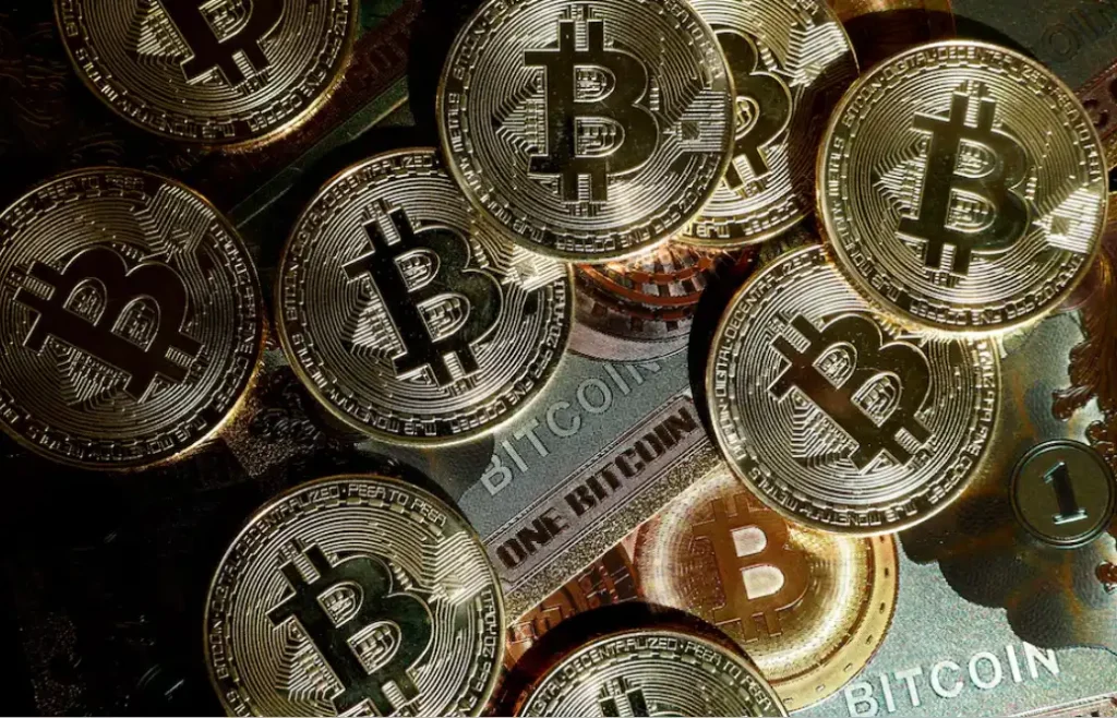 JPMorgan Strategy Boosts Bitcoin as Standard Chartered Warns of Market Correction