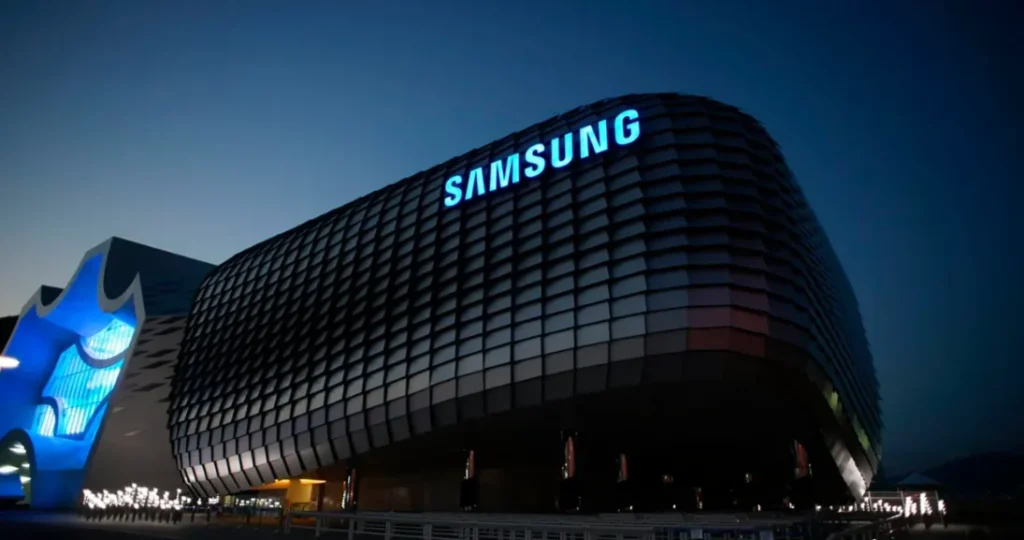 Samsung Launches Thinner, Lighter Foldable Phones to Regain Smartphone Leadership