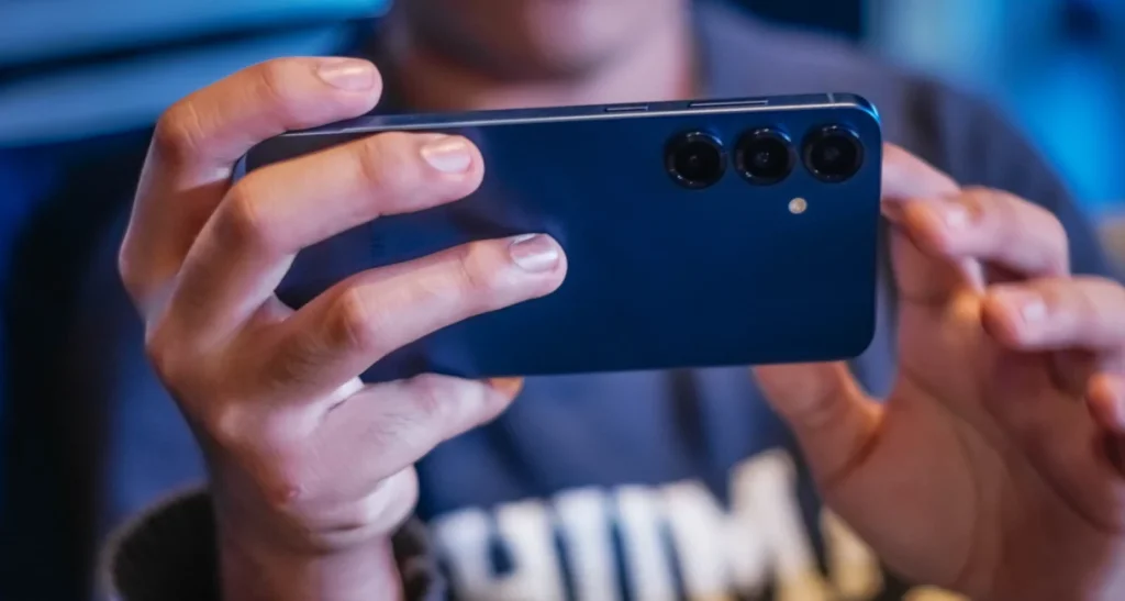 Samsung Galaxy S25 Battery Outlasts iPhone and Pixel—Twice the Lifespan, Says EU Report