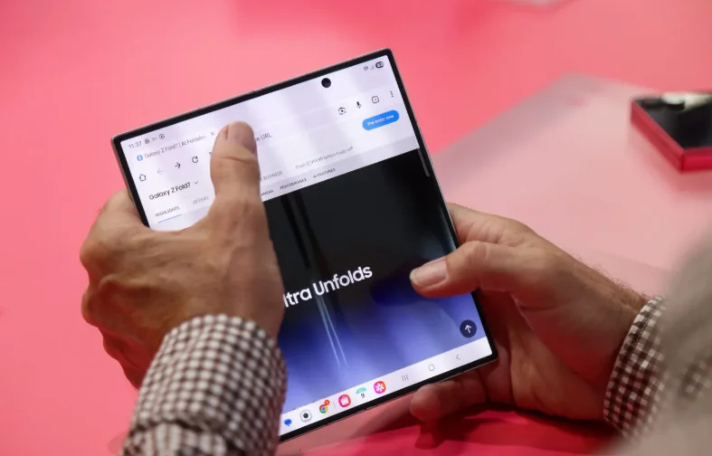 Apple Foldable iPhone Launch: 2026 Release with Crease-Free Samsung Display Technology