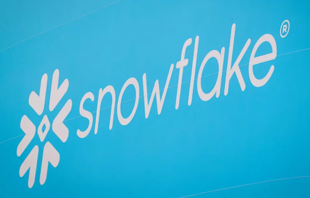 Snowflake Shares Surge 14% as AI Boom Drives Demand for Data Platforms